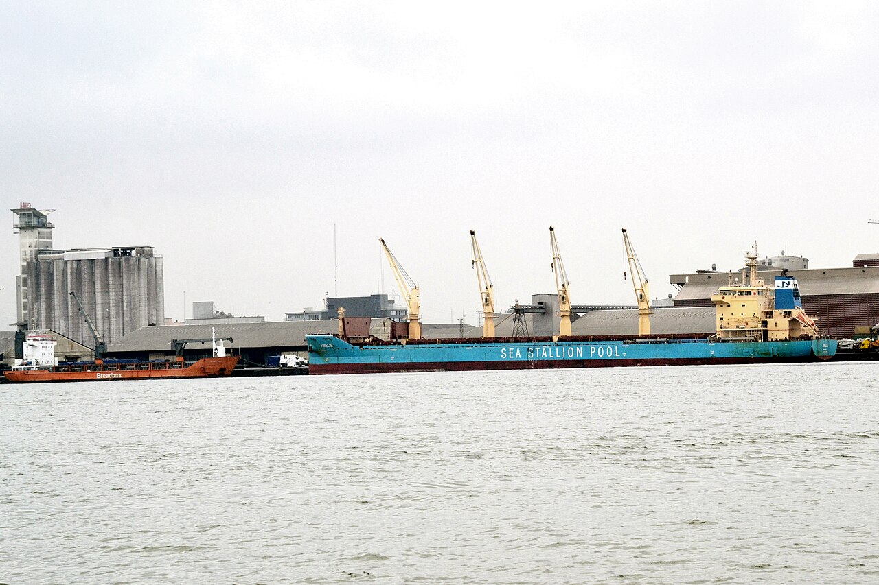 Cargo et grues dans le port d’Abidjan
